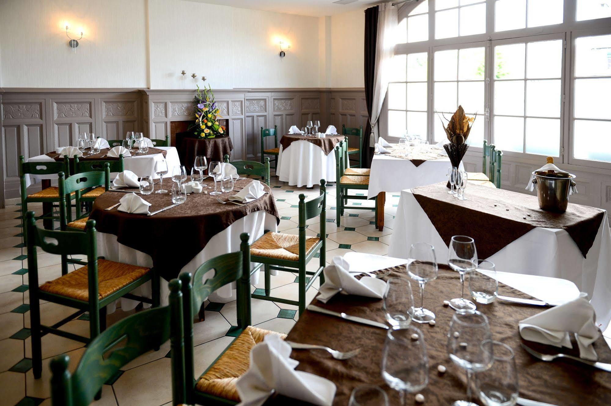 Logis Hotel Restaurant De La Poste Le Mele-sur-Sarthe Bagian luar foto