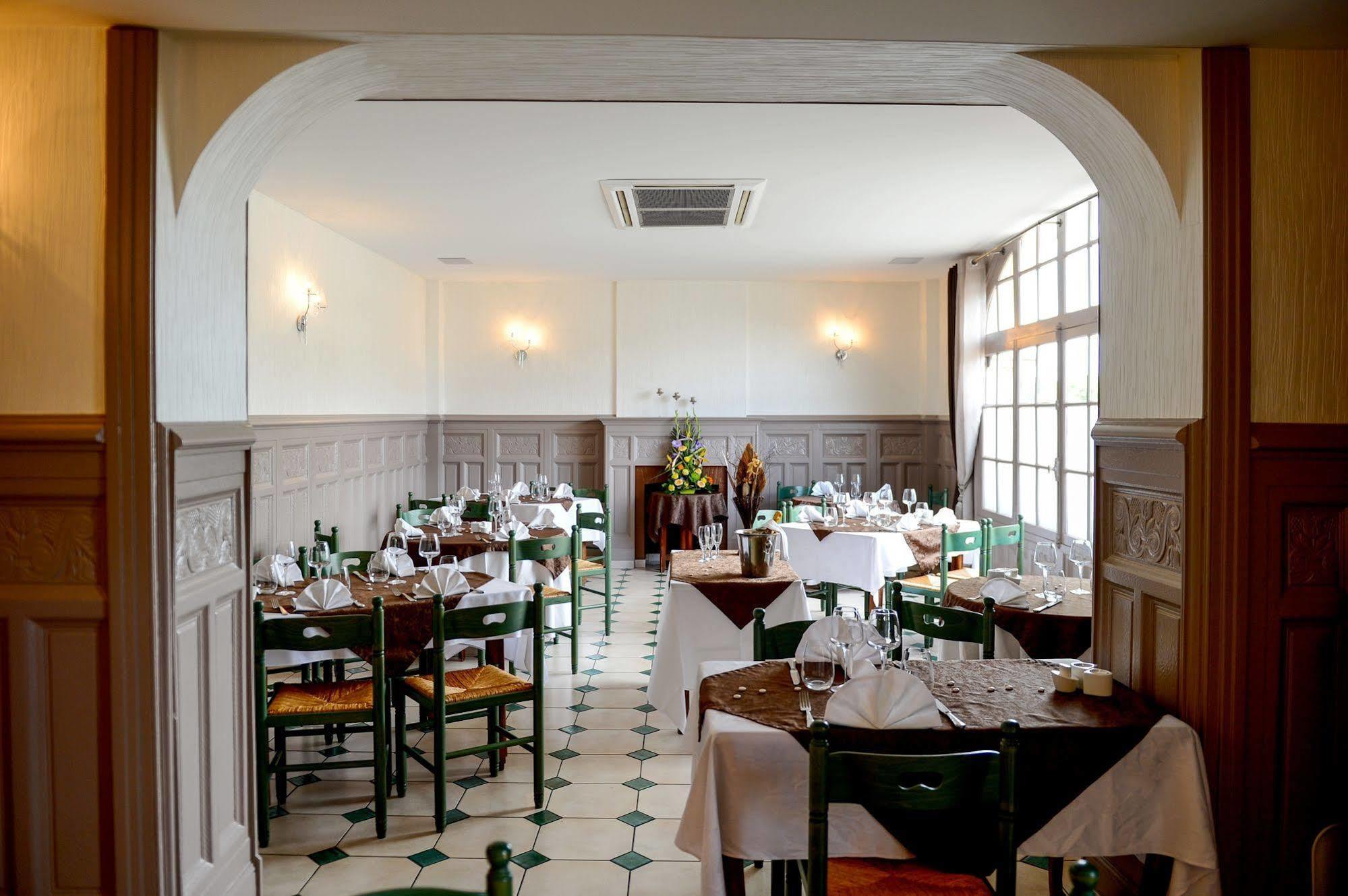 Logis Hotel Restaurant De La Poste Le Mele-sur-Sarthe Bagian luar foto