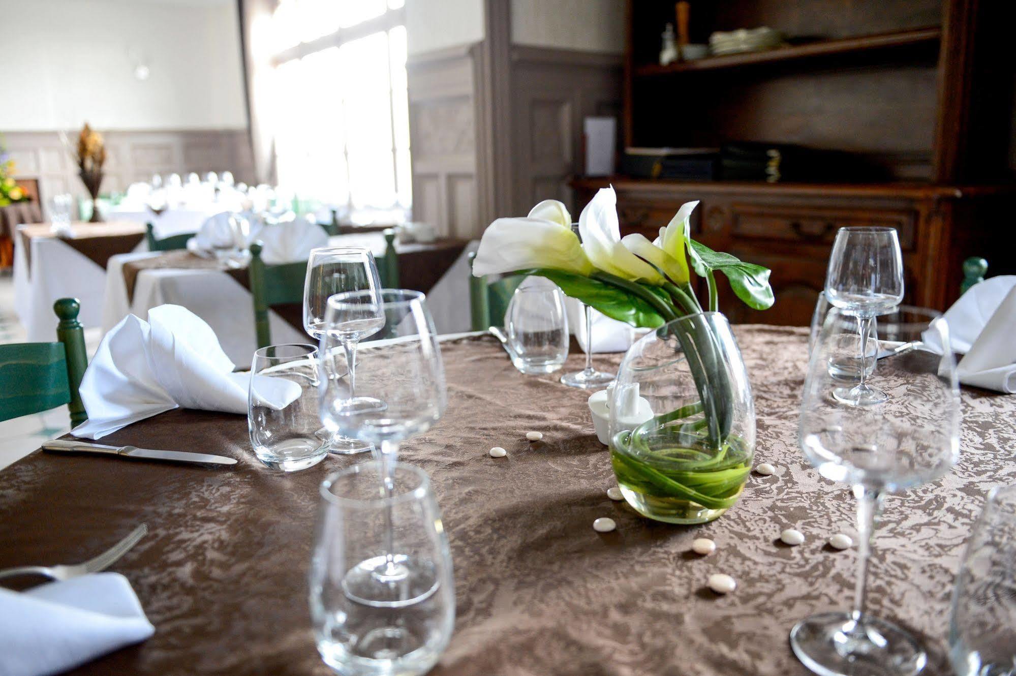 Logis Hotel Restaurant De La Poste Le Mele-sur-Sarthe Bagian luar foto
